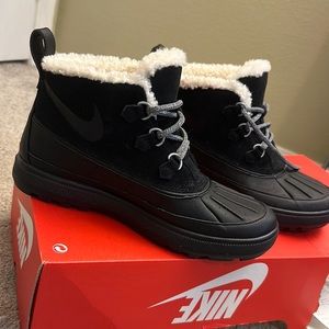 Size 9.5 Nike Rain Woodside Chukka